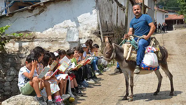 'Eşekli kütüphane' hizmetini gönüllü olarak yapıyor