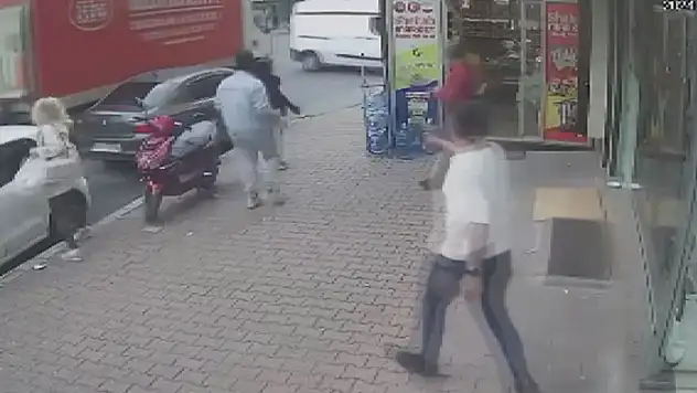  Esenyurt'ta yokuştan kayan kamyon 11 araca çarptıktan sonra iş yerine girdi kaza kamerada