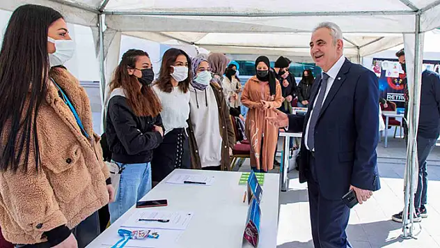 'Ezber Bozan Z'ler' temalı Paraşüt Kariyer Fuarı başladı

