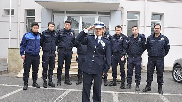 'Fahri emniyet amiri' Ayfer'den polislere duygulandıran ziyaret