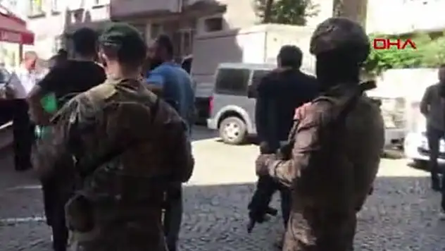  Fatih'te kimlik kontrolü yapan 2 polis memuru silahlı saldırıya uğradı