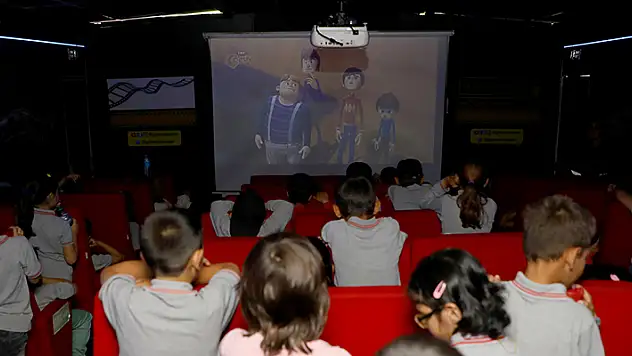  'Gezen Sinema Tırı' Konya'nın ilçelerindeki çocukları sinema ile buluşturuyor
