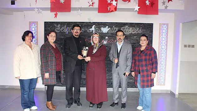  Gönül Gözü Derneği yılın öğretmenini seçti 
