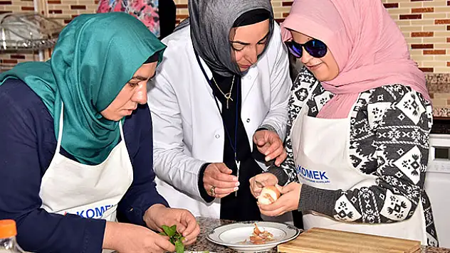 'Gören elleri' ile yemek ve pasta yapmayı öğreniyorlar