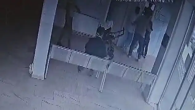 Güngören'de bir kişi, 'Bebeğinizin aşısı yok' diyen doktoru tehdit edip üzerine yürüdü