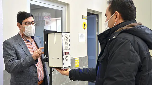 'Güvenli Geçiş Standı' HES kodu sorguluyor, ateş ölçüyor, el temizliyor