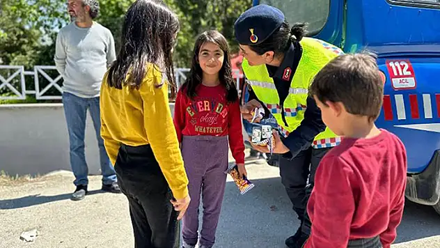 Hatay'da jandarma ekipleri depremzede çocuklara bayramlık ve oyuncak dağıttı
