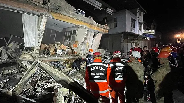 Hatay'da peş peşe iki şiddetli deprem: Can kaybı 6'ya yükseldi