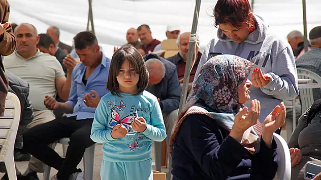  Hüyük'te 5 bin kişi yağmur duasına katıldı