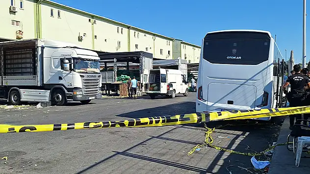  İki komşu esnaf arasında yol verme meselesi nedeniyle çıkan silahlı ve bıçaklı kavgada 5 kişi yaralandı