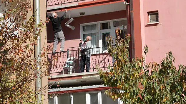 'İş güvenliği ne değildir?' Konya'da çatıda yatarak sıva yapan usta bu kez de balkon demirine çıkıp boya yaptı
