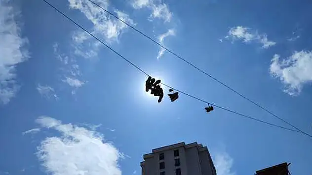  İstanbul'da elektrik tellerine asılan ayakkabılar şaşkına çevirdi!