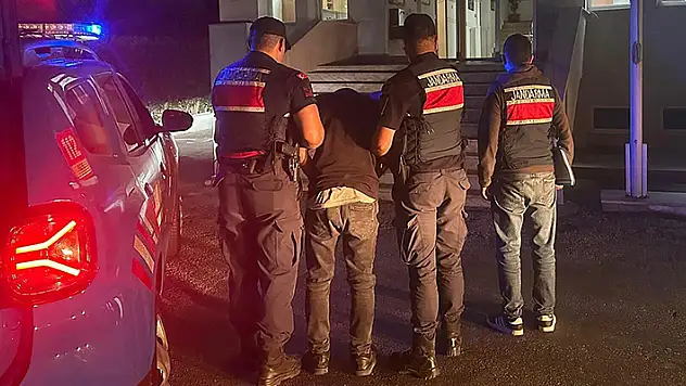 'Jandarmayım' yalanı ile dolandırdı, kaçarken otobüste yakalandı

