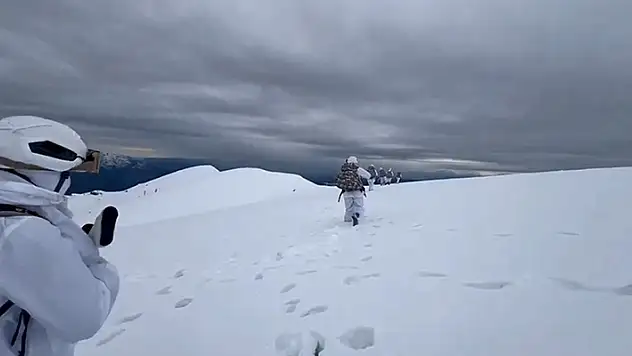 'Kahramanlar-47' operasyonlarında 28 barınma alanı imha edildi, roketatar, el bombası ve 159 kg patlayıcı madde ele geçirildi
