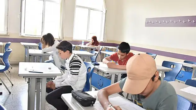 'Karatay Okuyor Projesi'ne katılan öğrenciler sınavda ter döktü
