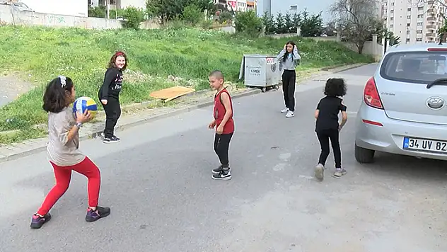  Kartal'da sokak köpeklerinin saldırısına uğrayan 7 yaşındaki Çağrı'ya 30 dikiş atıldı 