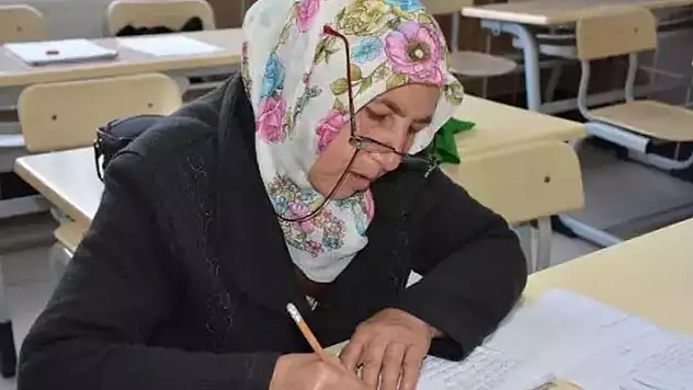 'Kız çocuğu okumaz' diye okula gönderilmedi 60 yaşında okuma yazma öğrendi
