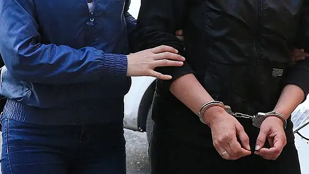  Konya'da cezaevindeki eşine kargo paketinde uyuşturucu gönderen kadına 18 yıl 6 ay hapis cezası verildi

