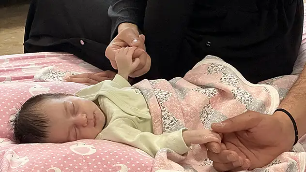  Konya'da henüz 4 günlükken geçirdiği ameliyatla kalbindeki delik ve yırtık aort damarı onarılan bebek, taburcu edildi