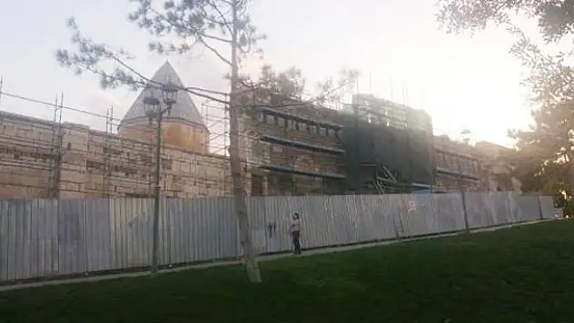  Konya'da Vakıflar Bölge Müdürlüğü'nden Selçuklu sultanlarının kabrinde kapsamlı restorasyon