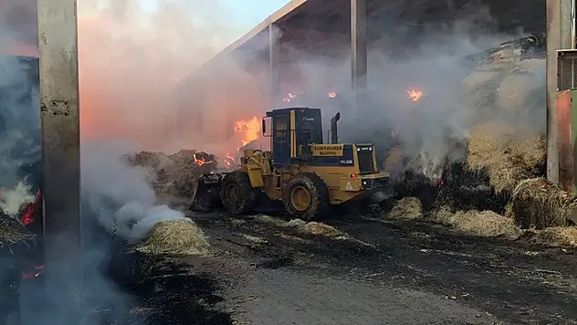  Konya – Karaman yolu üzerinde çiftlik yangını! Vali Işık  bölgede incelemelerde bulundu
