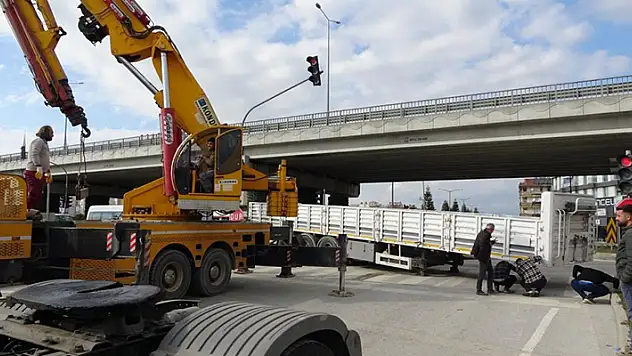  Konya'dan Manavgat'a büz ve rögar kapağı götüren tırın dorsesi çekiciden ayrıldı, facianın eşiğinden dönüldü
