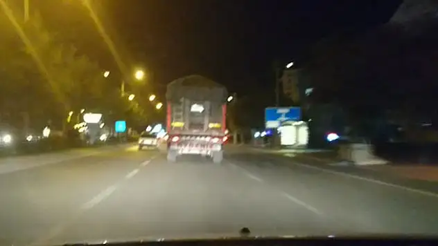  Makas atıp ışık ihlali yapan tır sürücüsü trafiğe tehlikeye düşürdü