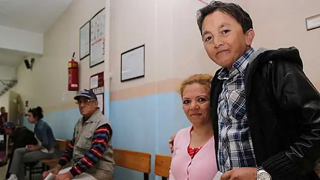 'Meraklı' ile eşi oy kullandı