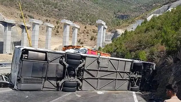  Mersin'de yolcu otobüsü ile tır çarpıştı: 2'si ağır 15 yaralı