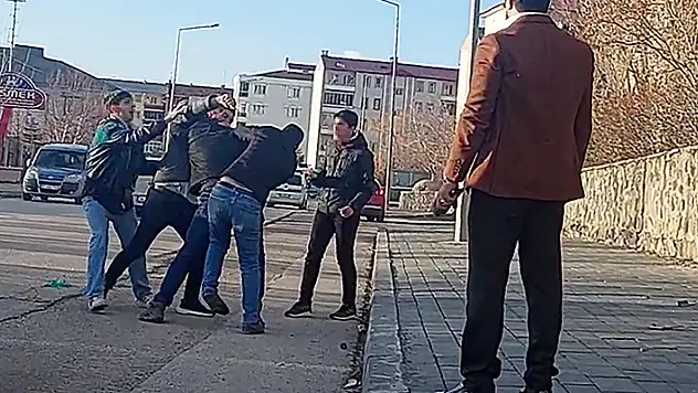  Oğlu otomobile çarptı, kaza yerine gelen babası da sürücüye vurdu