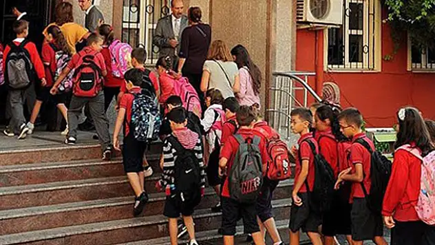 'Okul idarelerimiz kayıt ücreti alamaz'
