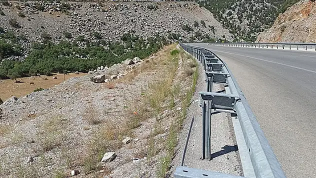 'Ölüm virajı'ndaki demir bariyerleri çaldılar