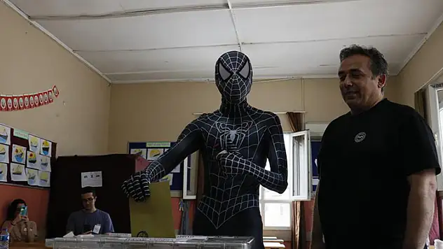 'Örümcek Adam' Adana'da oy kullandı