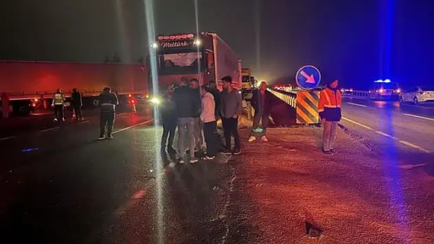  Otomobil kamyona arkadan çarptı: 2 ölü
