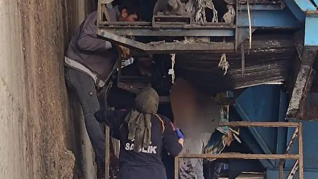 Palete kolunu kaptıran işçinin kolu koptu!