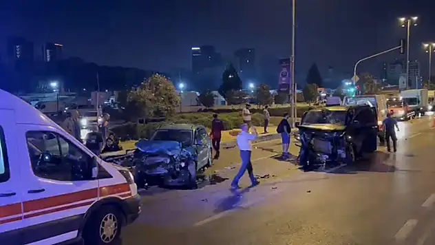  Pendik'te, kırmızı ışıkta geçen minibüs, karşı yönden gelen otomobil ile çarpıştı: 3 yaralı