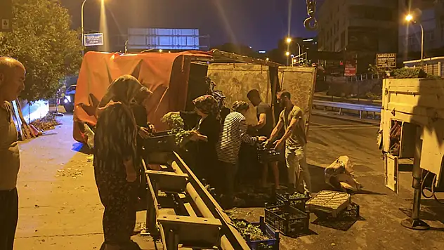  Pendik'te sebze yüklü kamyonet devrildi: 2 yaralı
