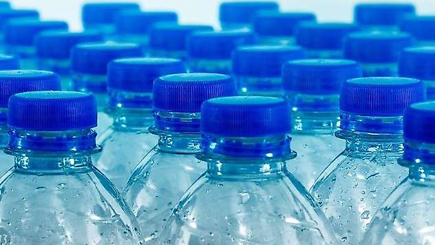  Pet şişedeki su, insan sağlığı için tehlikeli binlerce 'nanoplastik' içeriyor