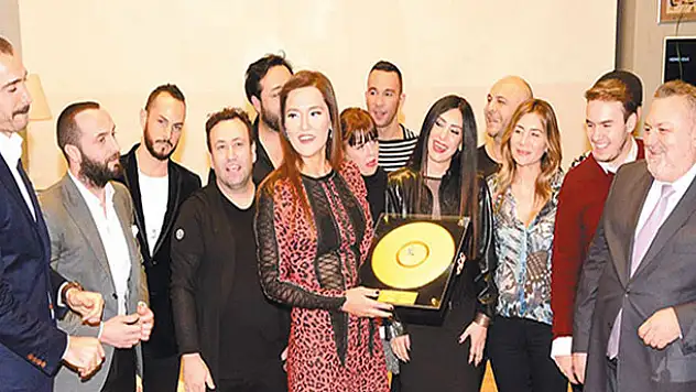 'Pırlanta' Demet'e Altın Plak getirdi