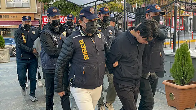 'Sahte kiralık ev' ilanıyla 9 ilde 20 kişiyi 1 milyon lira dolandıran 2 kişi adliyede