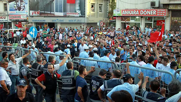 'Şehitler ölmez. Vatan bölünmez'