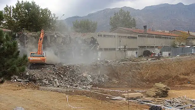  Seydişehir'de eski garajda bulunan dükkanlar yıkılıyor 