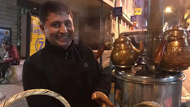  Seyyar arabasında közde demlediği çayları uygun fiyata satan çaycı sosyal medyada fenomen oldu