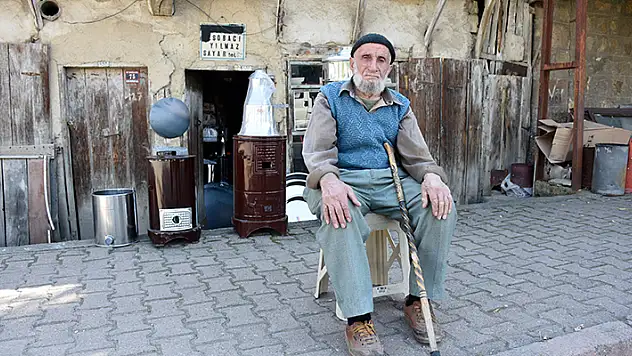 'Sobacı dede', 61 yıllık mesleğini, 100 yıllık dükkanda tek başına sürdürüyor
