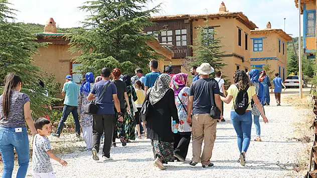 'Sonsuz Şükran Köyü'ne ziyaretçi ilgisi artıyor