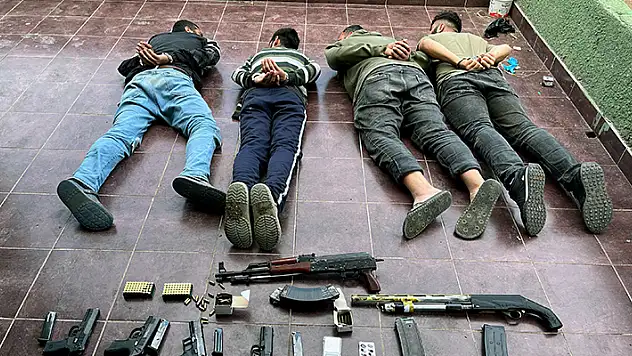 'Suçlu çiftliği' gardıroptan çok sayıda silah ve mühimmat çıktı

