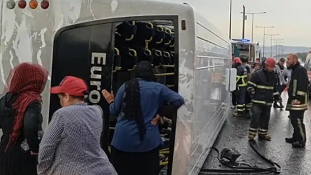  Tarsus'ta tarım işçilerini taşıyan midibüs devrildi: 12 yaralı