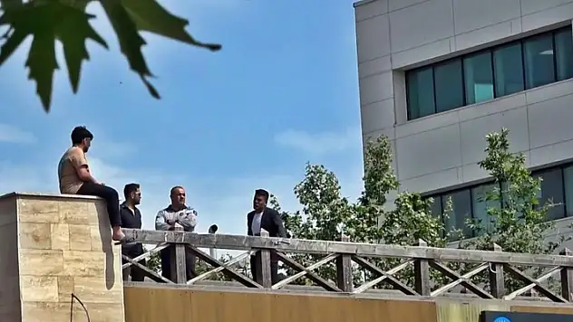 'Tedavi olmak istiyorum' deyip üst geçide çıktı
