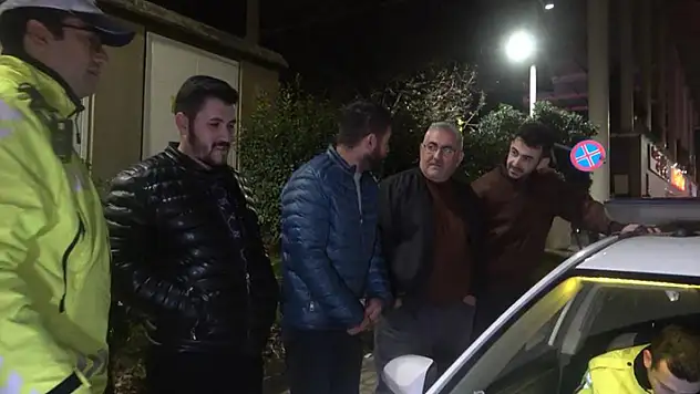  Trafik polisine yakalanan babasını kurtarmak için geldi, o da alkollü çıktı
