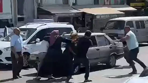  Trafikteki sopalı kavgaya kadınlar da karıştı o anlar kamerada